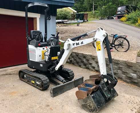 Enaxlad maskintrailer/ släp Rekotrailer lastad med minigrävare Bobcat E10 stulen i Hällingsjö